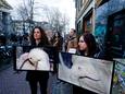 Protest tegen de verkoop van foie gras bij restaurant Cantina di David op de Oudegracht aan de Werf.