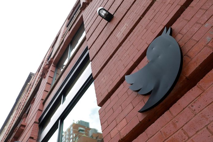 Het logo van Twitter op een van hun kantoren in Manhattan, New York.