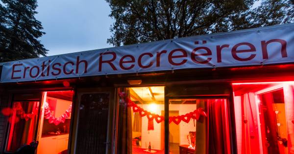 Spandoek 'Erotisch Recreëren' gestolen van sekshuisje in Reutum - Tubantia