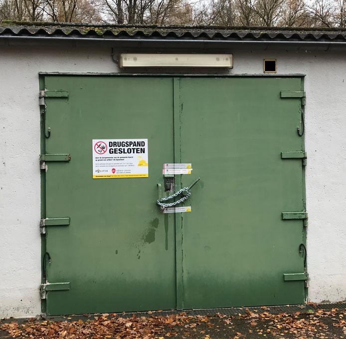 De gemeente Voorst vond dinsdag ruim 10 kilo hennep op een oud militair terrein.