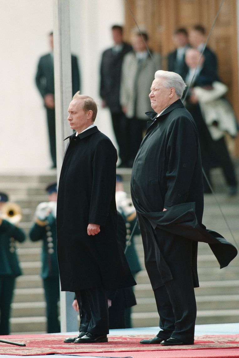 President Poetin legt de eed af bij zijn inauguratie als president in 2000. Naast hem zijn voorganger Boris Jeltsin. Beeld Getty Images