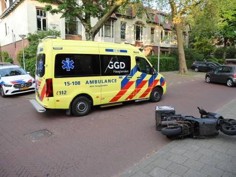 Maaltijdbezorger op scooter gewond bij aanrijding in Delft