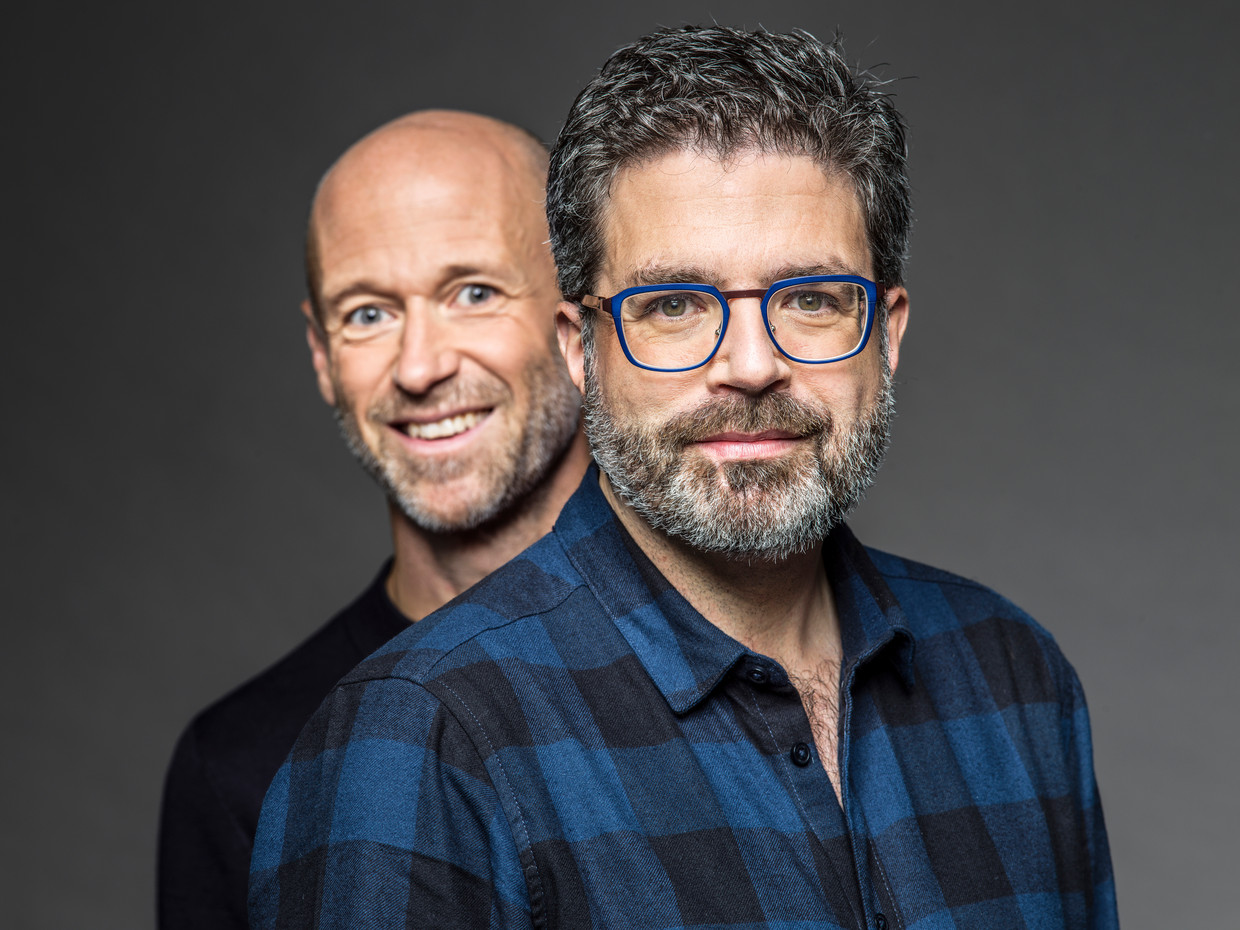 Steven Van Gucht (r.): ‘Op het tuinfeest van de virologen is bier gevloeid, maar meer mag ik daar niet over zeggen.’ Beeld Johan Jacobs