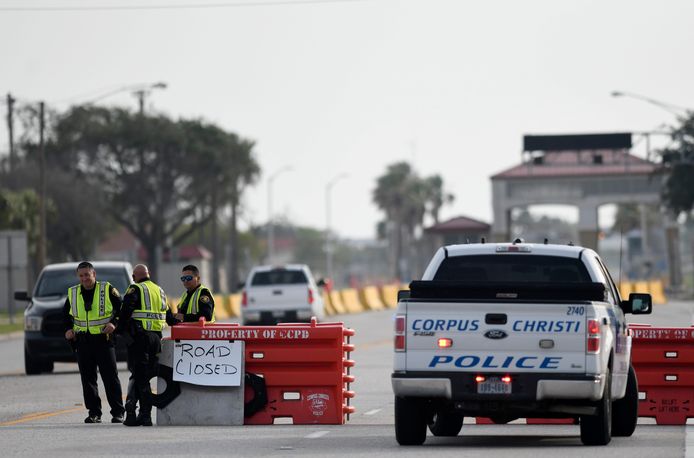 Agenten bemannen een checkpoint na een schietincident op de militaire basis Corpus Christi in Texas.