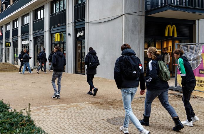 De nieuwe McDonald’s  in Den Bosch opende vorige maand precies tegenover het Koning Willem I College; veel scholieren vinden de weg naar het fastfoodrestaurant.