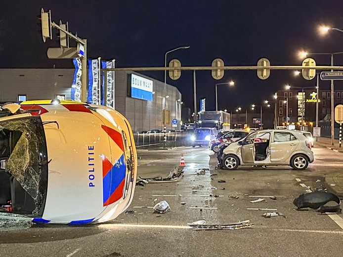 Twee voertuigen, waaronder een politiewagen, botsten op elkaar