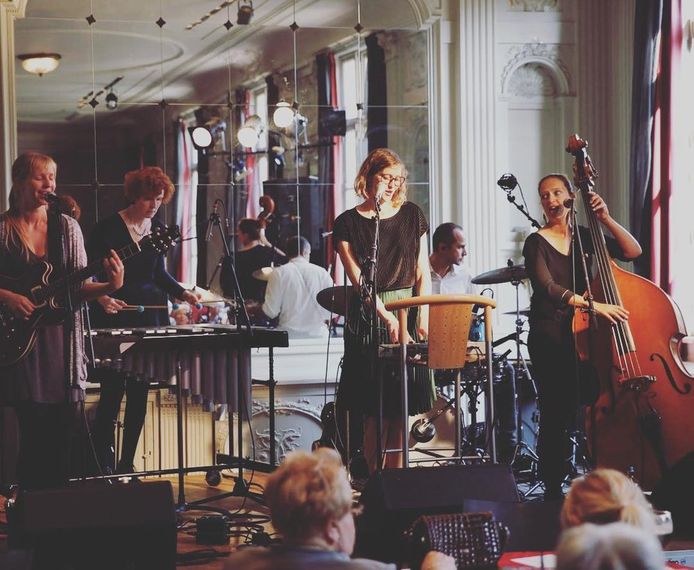Zsa Zsa Zsu: zang: Annelies Emmerechts (30); contrabas & dwarsfluit: Ansje De Groef (39); gitaar: Marijke Hellemans (31) ; vibrafoon: Katja Maes (44) en Stef Vanstraelen (43)