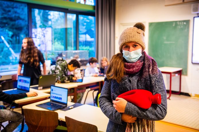 Juf Evi De Baere geeft les in openluchtschool Dennenhof in Schilde. Al is ze lesgeven in open lucht gewend, nu loopt ze hele dagen met een warmwaterkruik in haar armen rond.