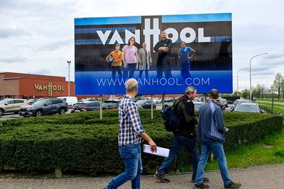 Une centaine de sympathisants réunis devant le siège de Van Hool à Koningshooikt
