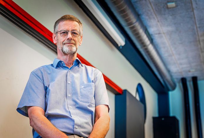 Bestuurslid Kees de Jong van bridgeclub DBC Thuredreght, aan het plafond hangen de buizen van het defecte ventilatiesysteem.