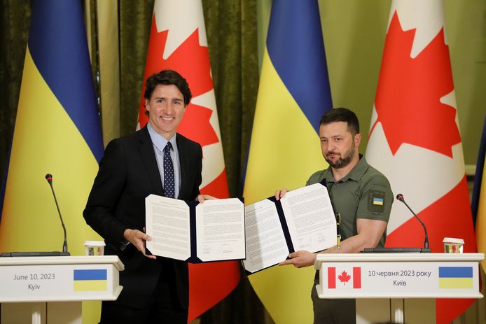 Il presidente ucraino Volodymyr Zelensky (R) e il primo ministro canadese Justin Trudeau con copie firmate della loro dichiarazione congiunta, sabato a Kiev.