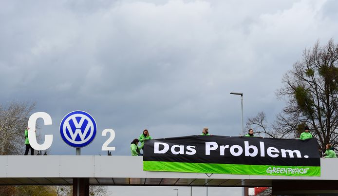 Actievoerders van Greenpeace hielden in najaar 2015 in de nasleep van het dieselschandaal een protestactie aan de VW-hoofdzetel in Wolfsburg.