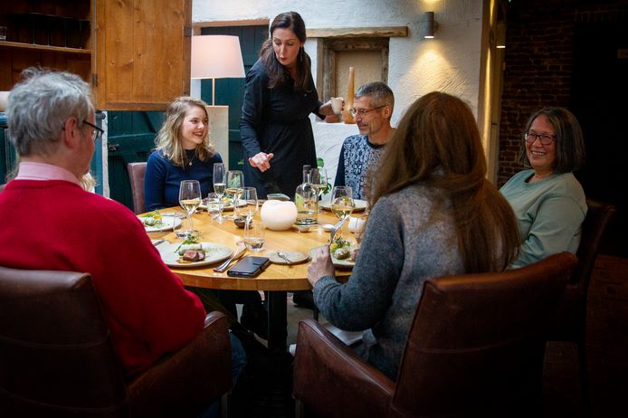 Gasten zijn aan het lunchen in restaurant Vandeijk in Riethoven.