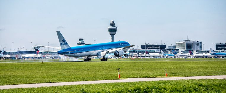 Schiphol- vliegtuigen landen om de minuut op Schiphol.  Beeld raymond rutting