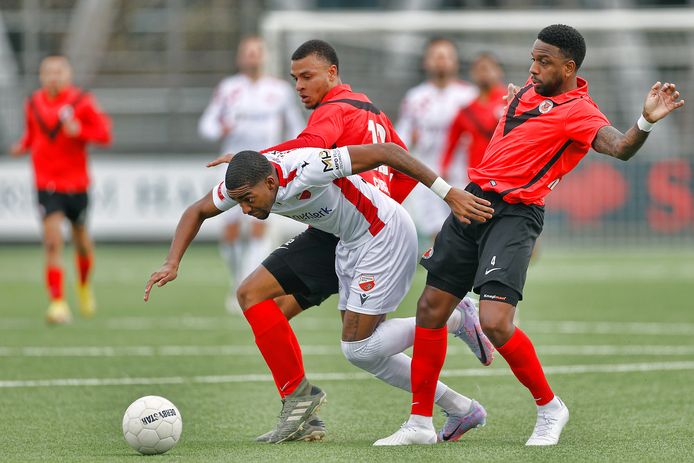 Kozakken Boys-aanvaller Dilivio Hoffman glipt tussen twee AFC’ers door.