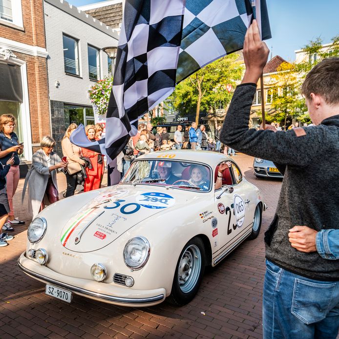 De start van de WOLF-Rally in de Osse Molenstraat bij de tweede editie van het evenement in 2020. De deelnemers vertrekken voor een rondrit door de regio.