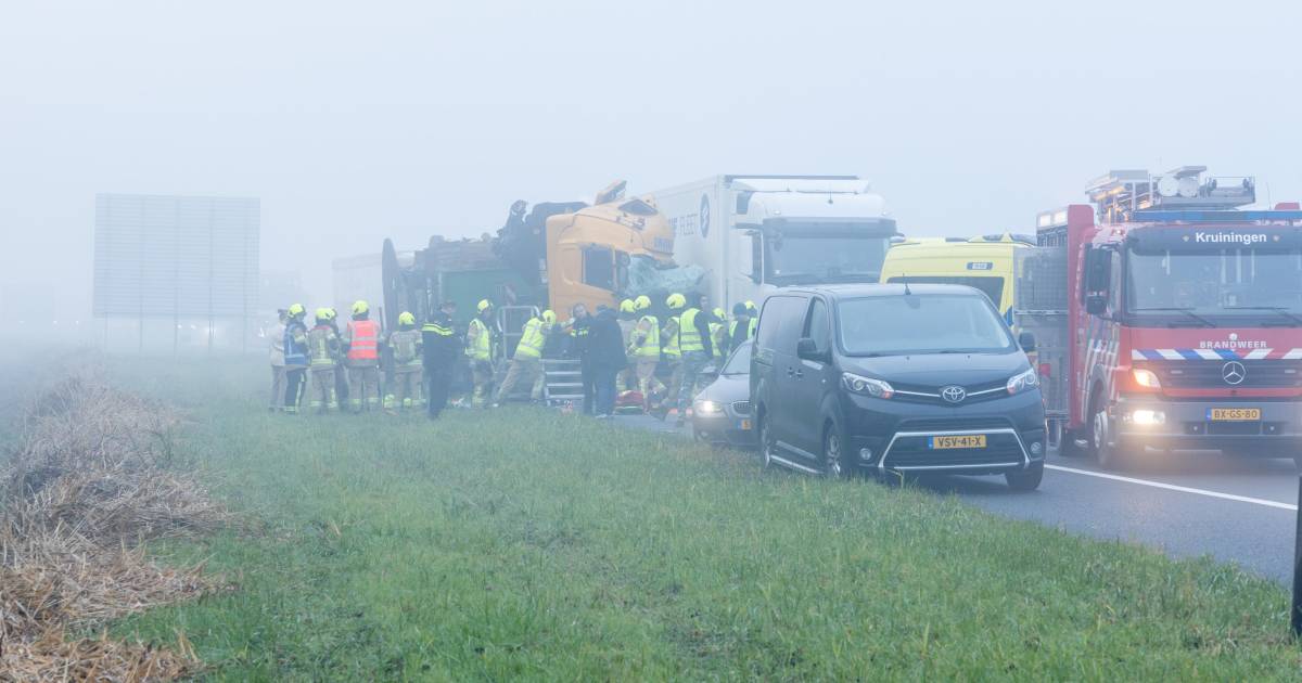Ravage na botsing tussen twee vrachtwagens in zeer dichte mist op de A58 bij Kapelle, weg dicht.
