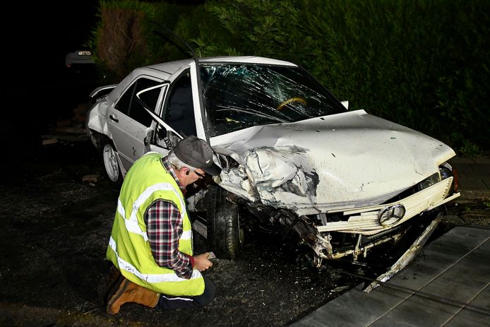 Bij het ongeval langs de N8 in Elverdinge raakte ook de Mercedes 190 onherstelbaar beschadigd.