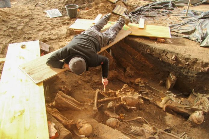 Archeologen moesten werken vanaf geïmproviseerde bruggen omdat er overal botten lagen.