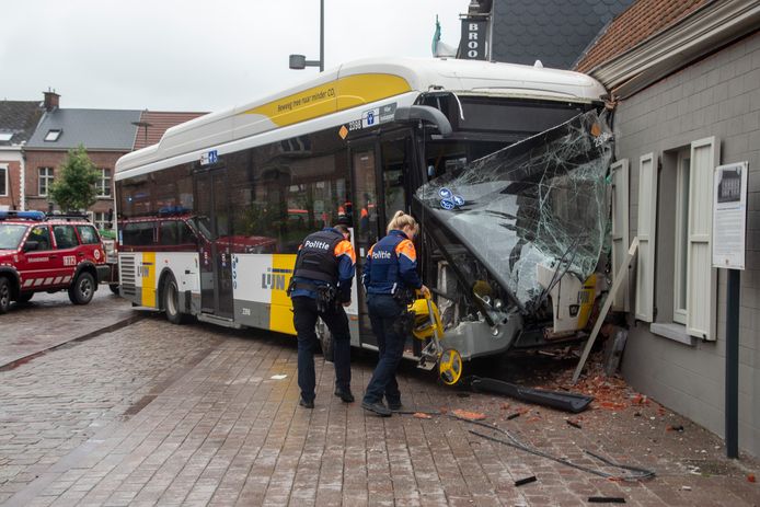 De bus knalde tegen de voorgevel van de woning op de Dorpsstraat in Laarne.