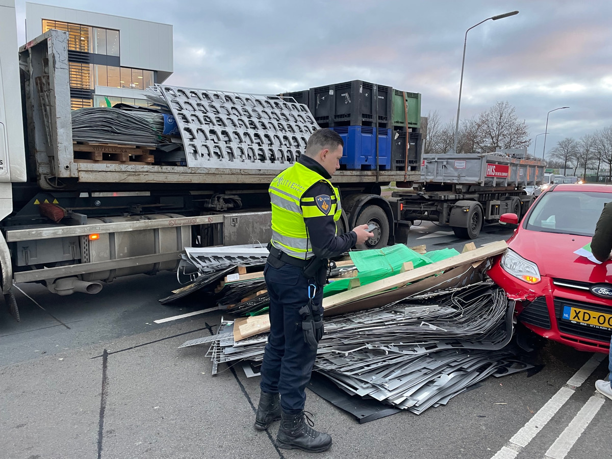 Vrachtwagen verliest lading metaal op Kempenbaan Veldhoven, passerende ...