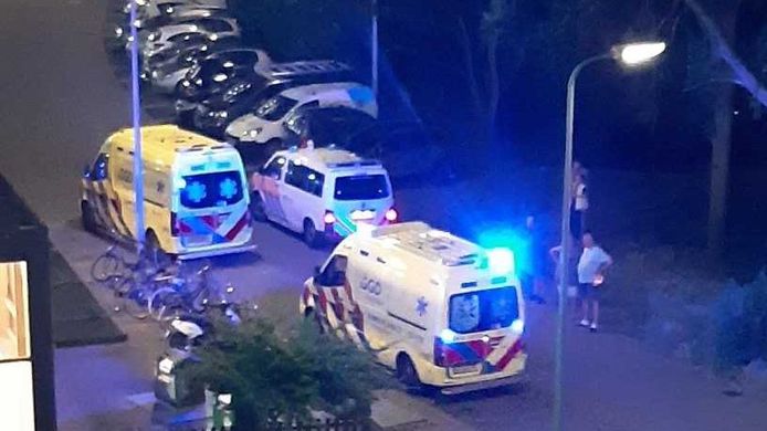 Meerdere hulpdiensten snelden naar de straat.