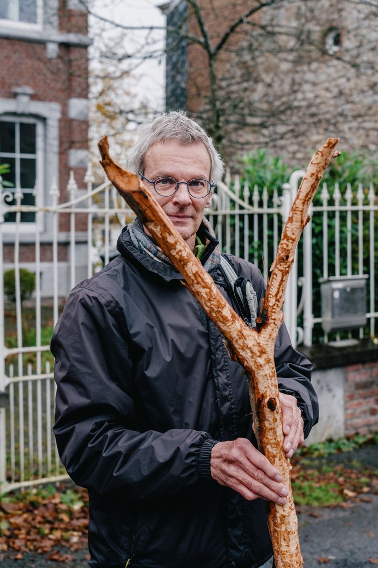 Philippe Brusten zoekt dagelijks naar sporen van bevers: ‘Ik ben erdoor bezeten.’ Beeld Wouter Van Vooren
