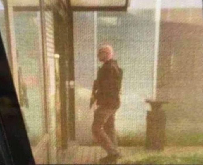 Een zwaarbewapende agent, op het moment dat hij één van de gebouwen van Hogeschool Vives in Kortrijk binnengaat, nadat er melding was gemaakt dat daar een 'man met een wapen' rondloopt