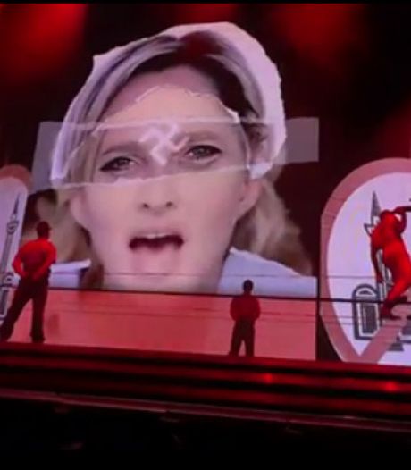 Madonna appose une croix gammée sur le visage de Marine Le Pen