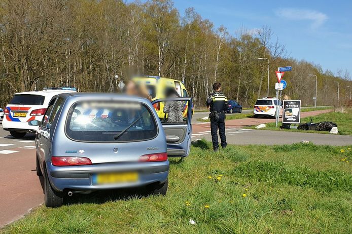 Een scooterrijder is in Enschede gewond naar het ziekenhuis gebracht na een aanrijding met een auto.
