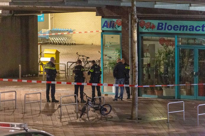 Op het Bijlmerplein in Amsterdam troffen agenten een verdacht voorwerp aan. Het ging om een handgranaat.
