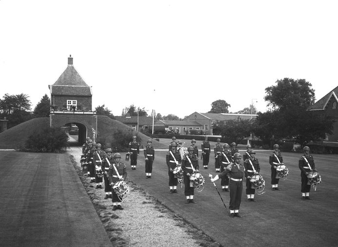 De drumband van de Isabellakazerne in 1963.