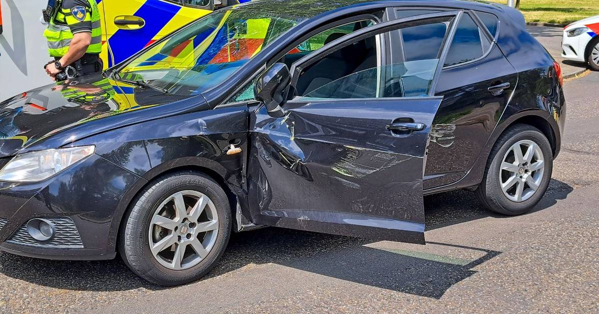 Gewonde bij aanrijding in Enschede, autos flink beschadigd.