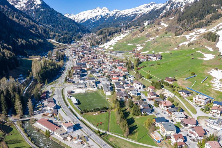 Het populaire dorpje St Anton am Arlberg in Tirol, normaal een trekpleister voor toeristen, ligt er verlaten bij. Beeld AFP