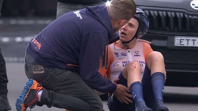 Annemiek van Vleuten is tijdens de eerste meters van de gemengde relay hard ten val gekomen.