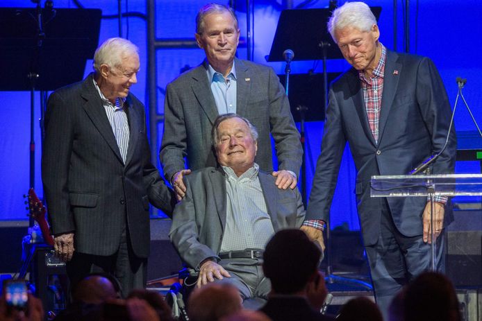 De oud-presidenten Bush senior (centraal, in rolstoel) samen met zijn zoon George W. Bush (m.), Jimmy Carter (l.) en Bill Clinton (r.).