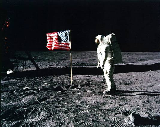Astronaut Edwin 'Buzz' Aldrin bij de Amerikaanse vlag op de maan. Er zouden nog vijf maanlandingen volgen