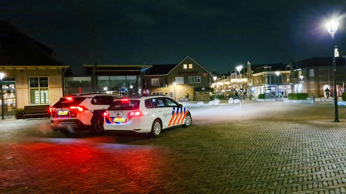 Politie op het Molenplein in Nijkerk