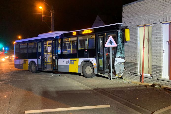 Door het ongeval met een bestelwagen op het kruispunt van Schoolstraat, Marktweg en Eersbekeweg in Goeferdinge belandde een Lijnbus tegen de hoek van een bijgebouw in aanbouw.