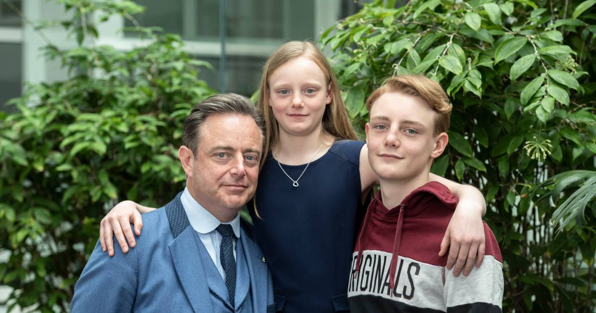 Liesbet Simon De Jongste Kinderen Van Bart De Wever Er Is Niets Veranderd Sinds Papa 50 Kilo Is Afgevallen Behalve Als Hij Een Bommetje Doet In Het Zwembad Showbizz Hln Be