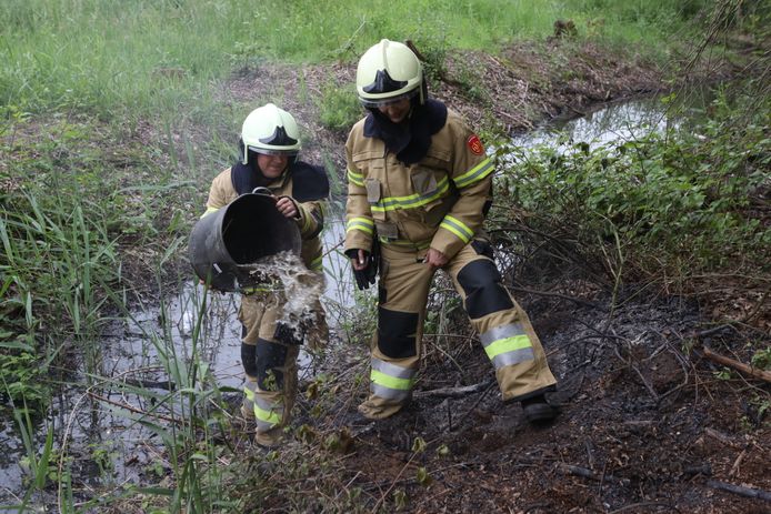 De brandweer bluste de brand aan de Schijndelseweg in Sint-Michielsgestel met slootwater, omdat het blusvoertuig niet bij de brand kon komen.