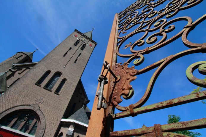 Dit hoge hek zou volgens de gemeente niet passen bij het kerkgebouw. foto: Gerard van Offeren/Pix4Profs