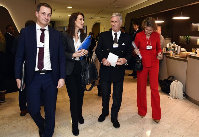 Minister van Financiën Alexander De Croo, premier Sophie Wilmes en koning Filip en koningin Mathilde op het World Economic Forum in Davos voor de Belgian Power Reception.