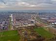 Midden op deze luchtfoto van Veenendaal-Oost staat het Ontmoetingshuis, rechts naast het complex tegen de Rondweg-Oost aan ligt het terrein waar de woontoren met kerk zou moeten komen.