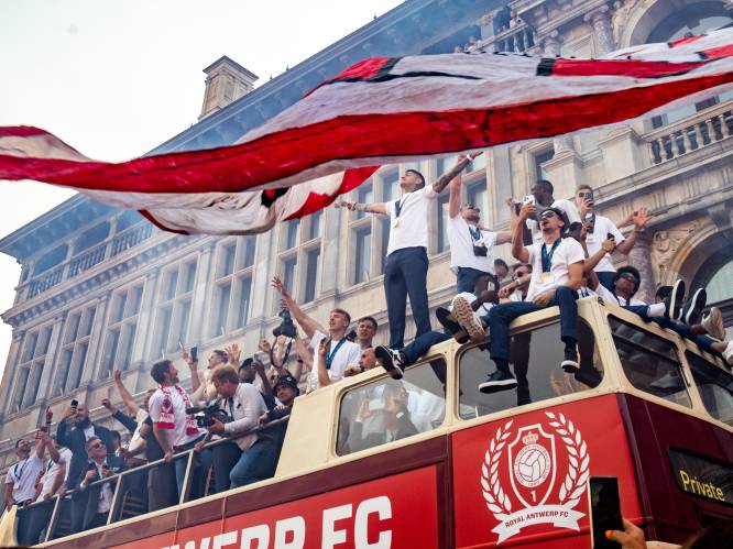 REPORTAGE. Een rood-witte dag voor in de geschiedenisboeken: spelers van RAFC als helden onthaald op Grote Markt