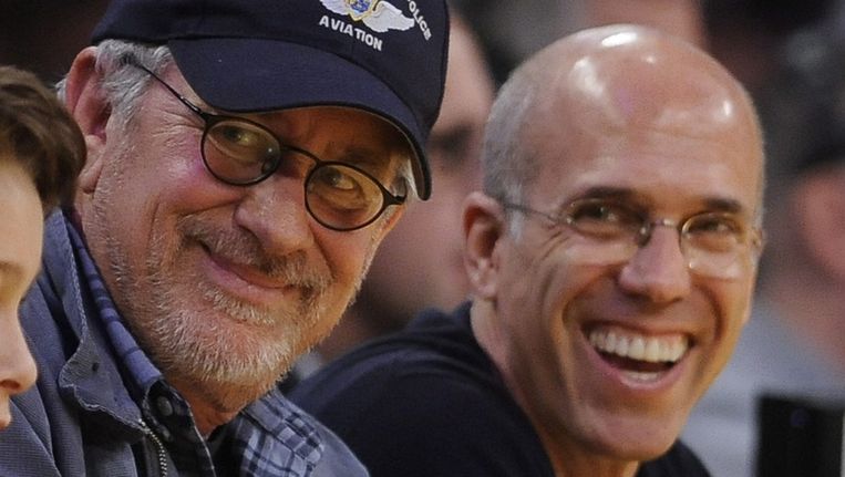 Spielberg (links) en Katzenberg in april bij een basketbalwedstrijd in Los Angeles. Beeld EPA