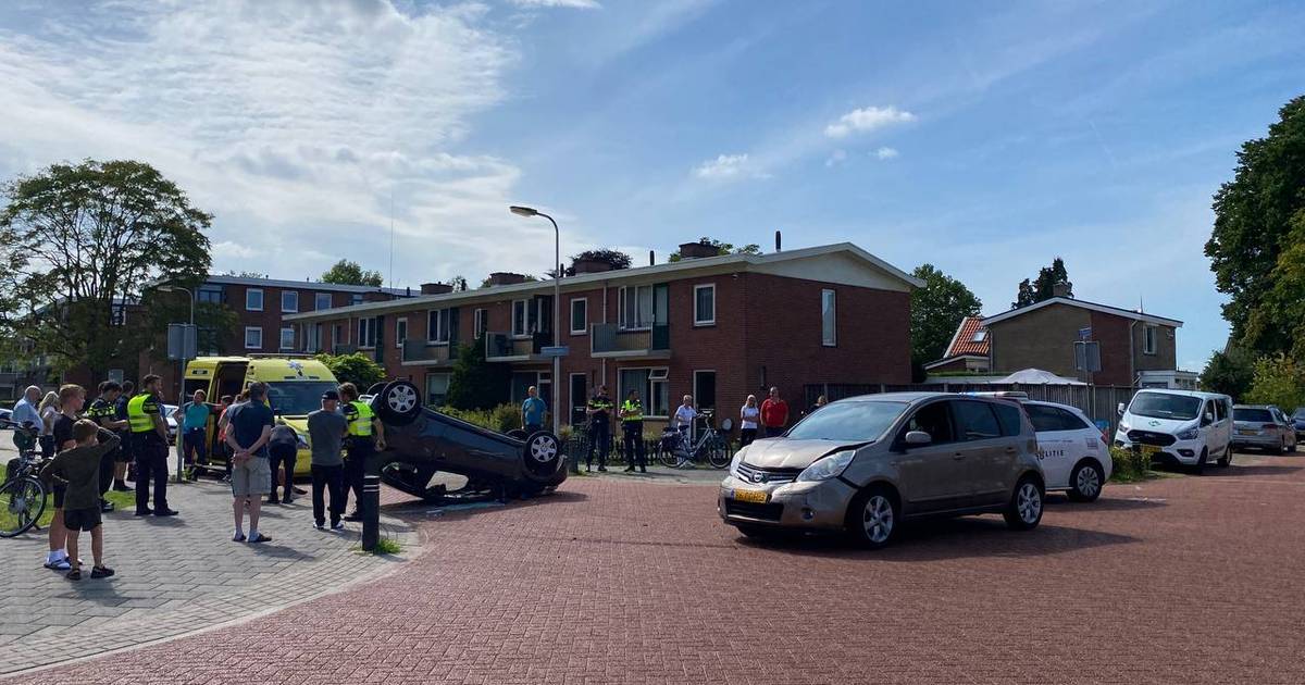 Auto over de kop • flinke botsing op kruising.