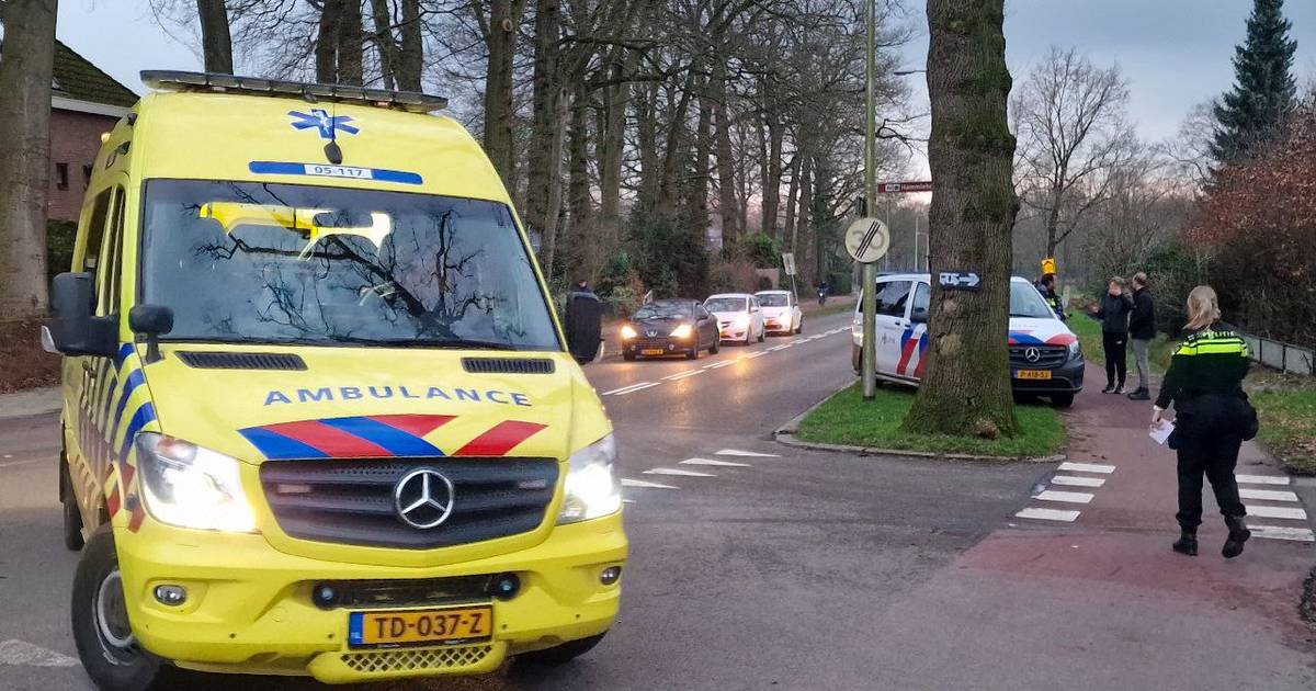 Hardloopster gewond na aanrijding bij spoorbrug in Enschede.