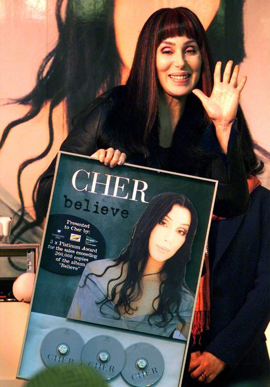 Cher met haar plaat Believe.