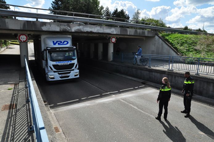 Weer een vrachtwagen vast onder het viaduct op de Hertog Janstraat in Waalwijk.
